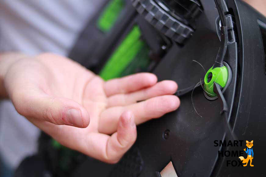 Die Seitenbürste des iRobot Roomba j7 ist in der Nahaufnahme zu sehen